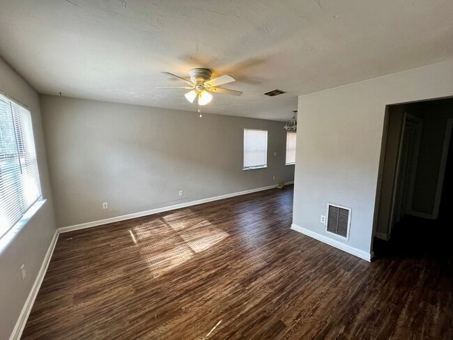 Building Photo - Spacious Two Bedroom- Close to FSU & TCC