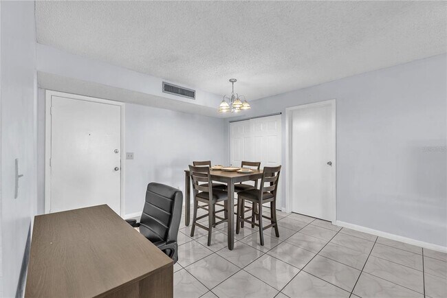 Building Photo - 801 Russell Ln