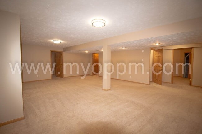 Building Photo - spacious 4-bedroom, 3-bathroom