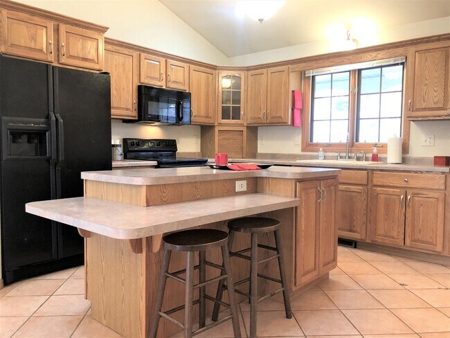 Building Photo - Charming 3-Bedroom Home with Fireplaces an...