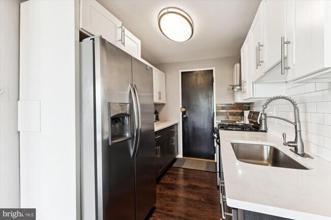 Building Photo - Renovated 2 bedroom, 1 bath with lots of natural light.