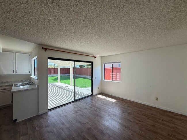 Building Photo - 720 Valley Crest Dr