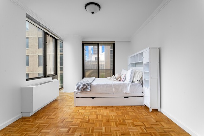 Building Photo - 161 W 61st St