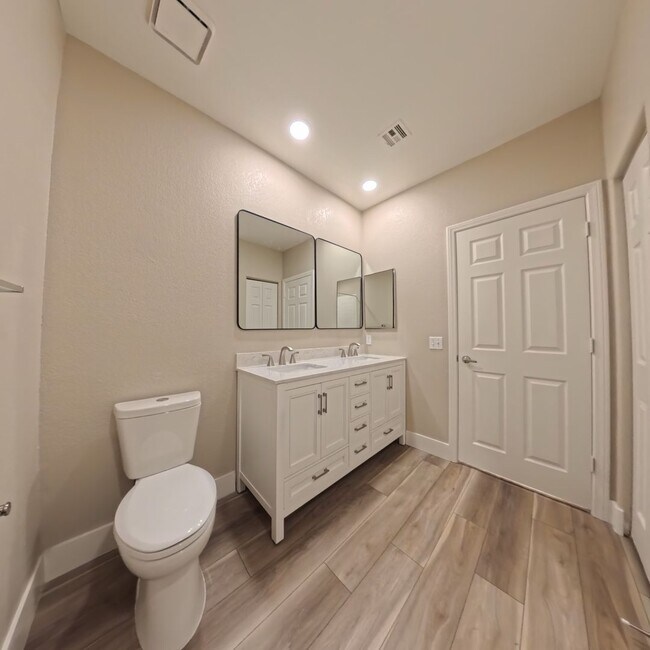 Building Photo - Beautifully Renovated 2nd-Floor Condo in Prime Location