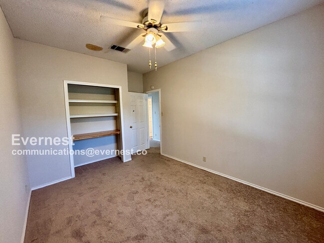 Building Photo - 2303 Mockingbird Dr