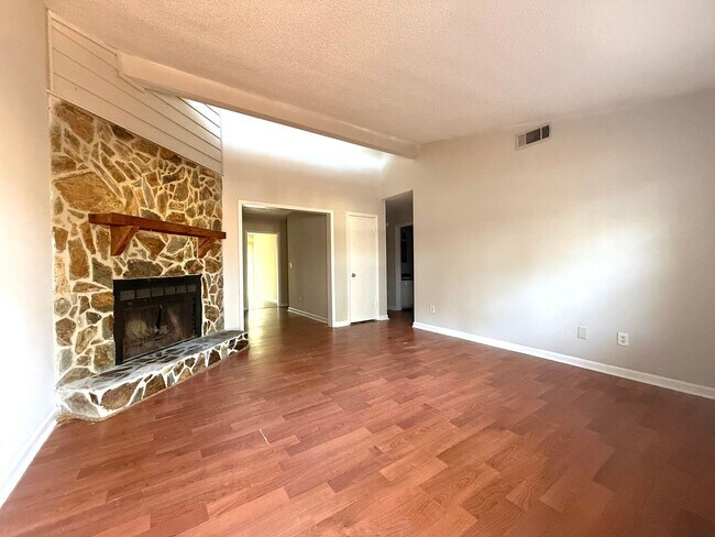 Building Photo - 4101 Hawthorne Cir