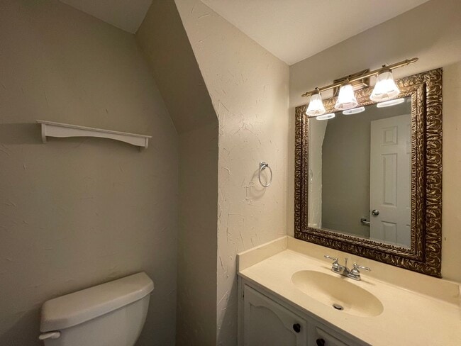 Building Photo - 2 Bedroom Townhouse Near Southdowns & the ...