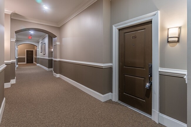 Building Photo - Excellently maintained 1 bedroom, 1.5 bath...