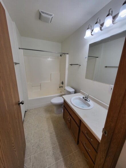Building Photo - 4944 Rosewood Ct