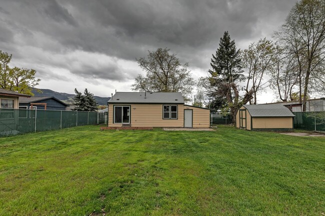 Building Photo - 2 Bed - 1 Bath - Pet Friendly