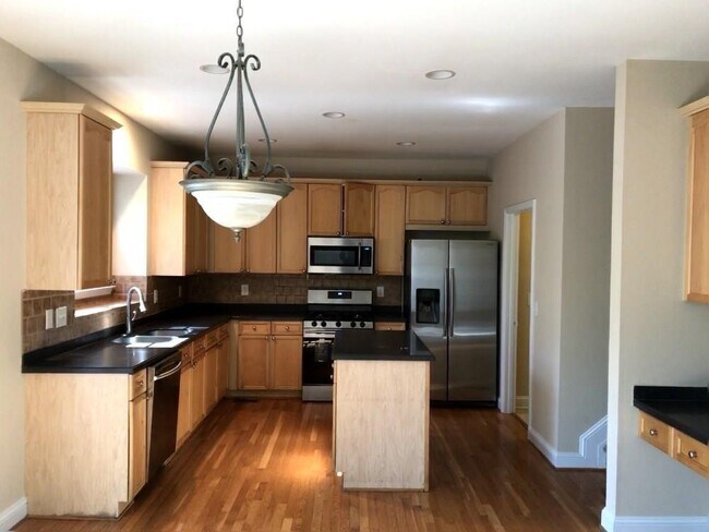 Building Photo - 527 Huntington Downs