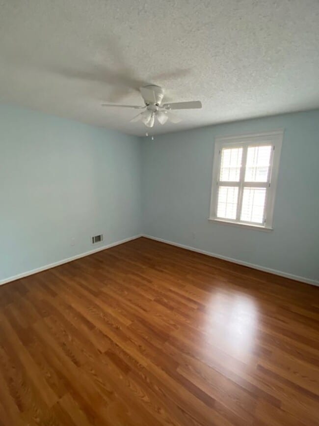 Building Photo - 2 bedroom 1.5 bath  The Cloister Condominium
