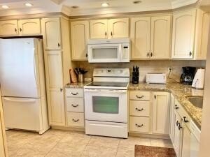Building Photo - 4000 Crystal Lake Dr