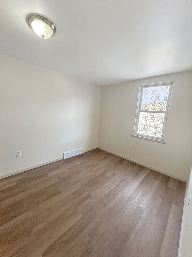 Building Photo - 36 Hickory St