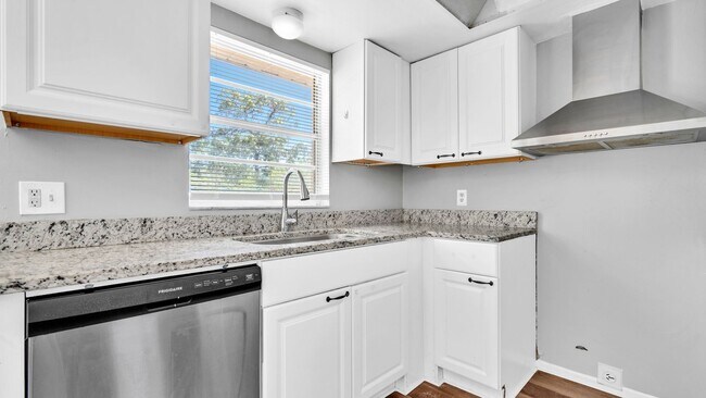 Building Photo - Renovated 2 Bedroom Unit