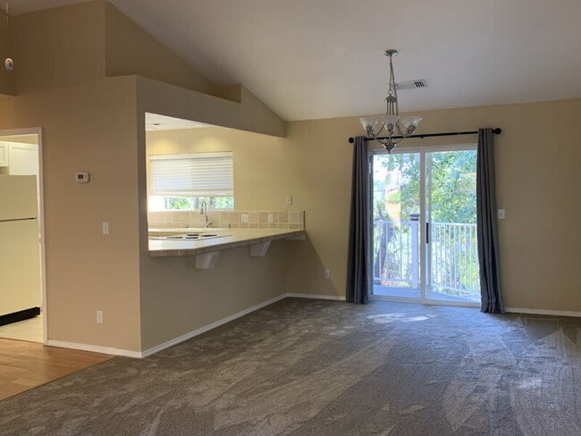 Building Photo - Spacious 2-bedroom home near Lyons Park; r...