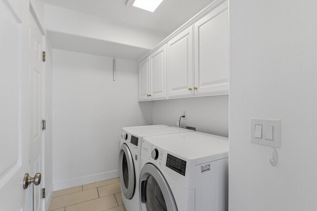 Building Photo - Bright & Modern Corner-Lot Living in Happy Valley