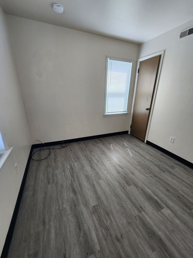 Building Photo - 4 Bedroom Clean House For Rent