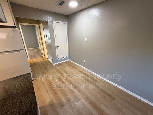 Building Photo - 1700 Short St