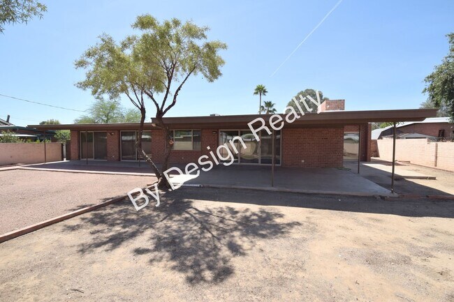 Building Photo - Spacious 3 Bed 2 Bath Eastside Home w/Huge Yard & Fireplace