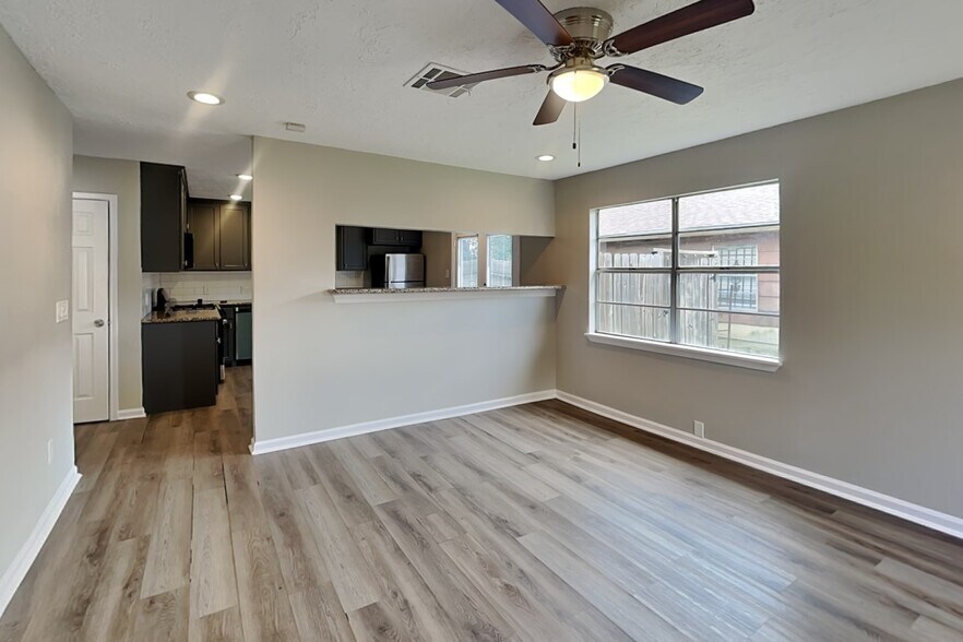 Building Photo - 8730 Valley Pond Ct