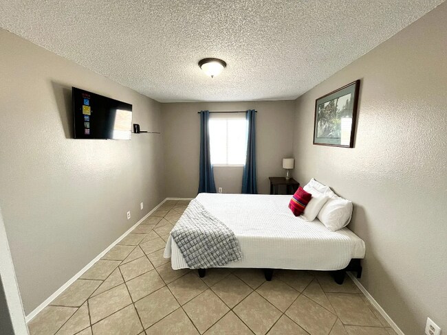 Building Photo - 429 Longtree Ave