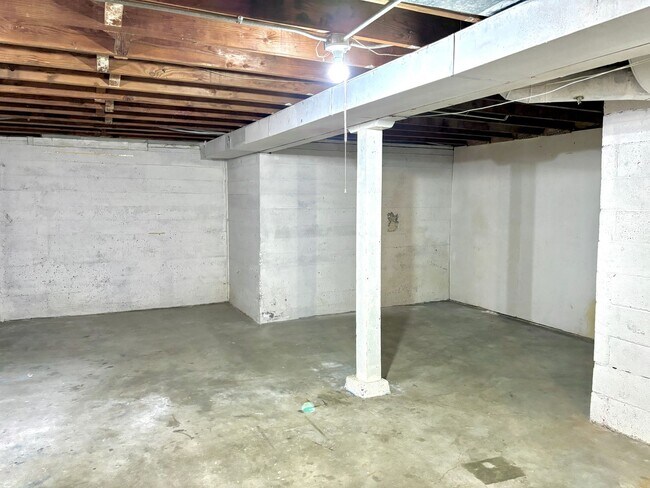 Building Photo - FEWEK01