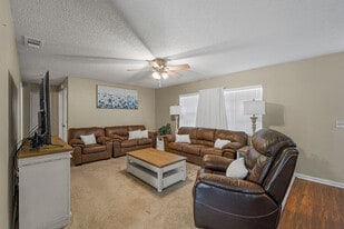 Building Photo - 784 E Fairbairn Dr