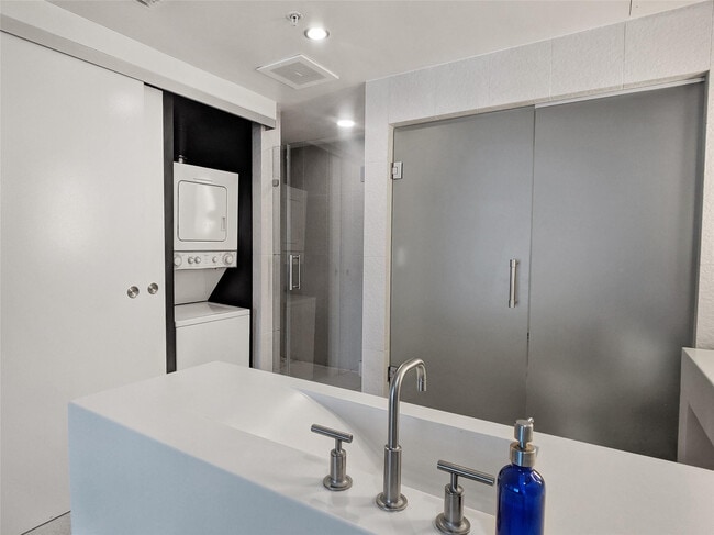 Building Photo - 3101 Bayshore Dr