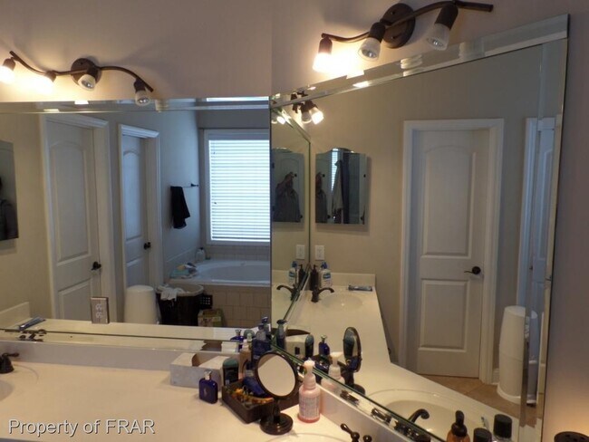 Building Photo - 124 Highgrove Ct