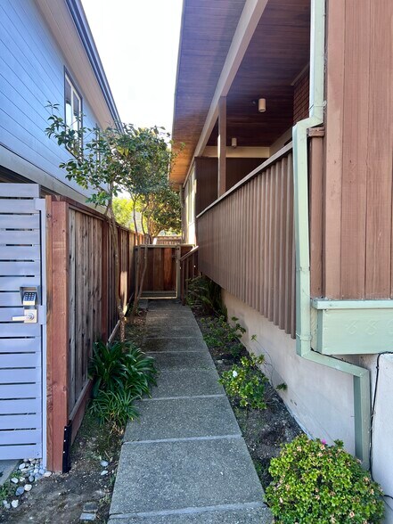 Entry Walkway - 880 Larkspur Dr