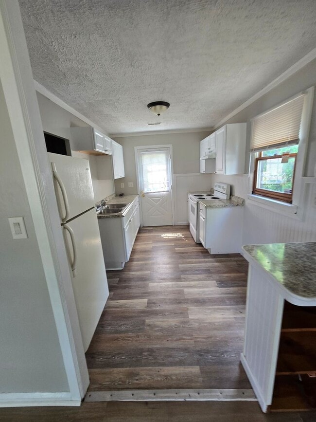 Building Photo - 2 Bedroom Ranch Home in Fairborn - Just Re...
