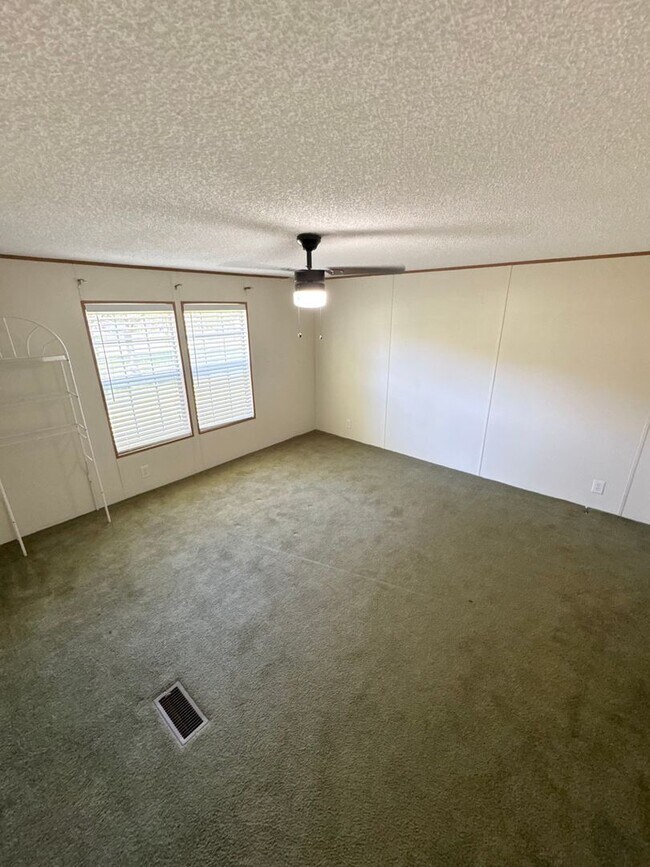 Building Photo - Country Living!