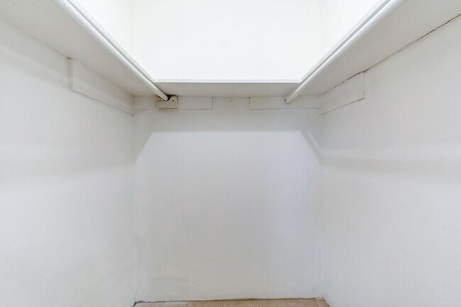 Building Photo - HALF OFF ON FIRST MONTHS RENT MOVE-IN SPECIAL