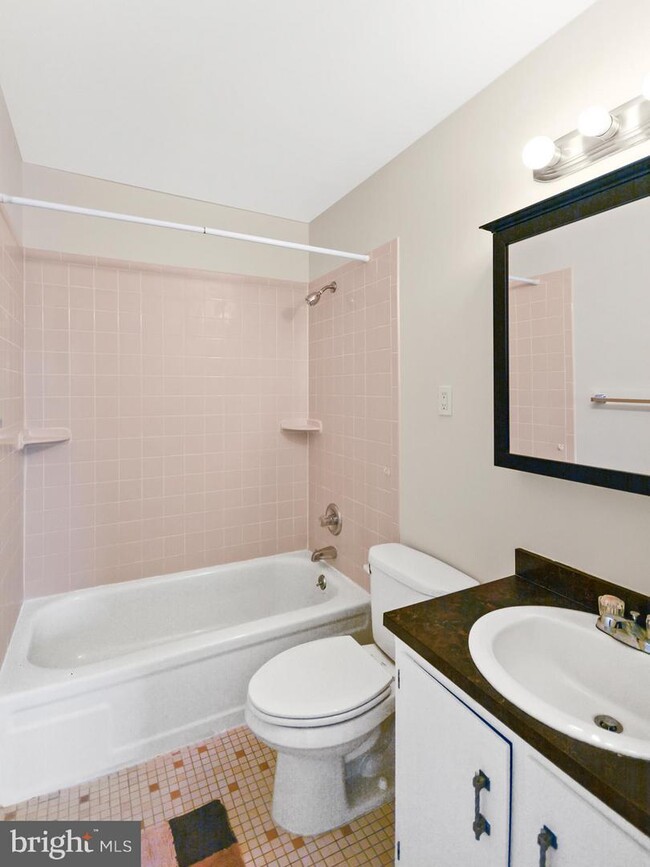 Main Bathroom - 20 Boileau Ct