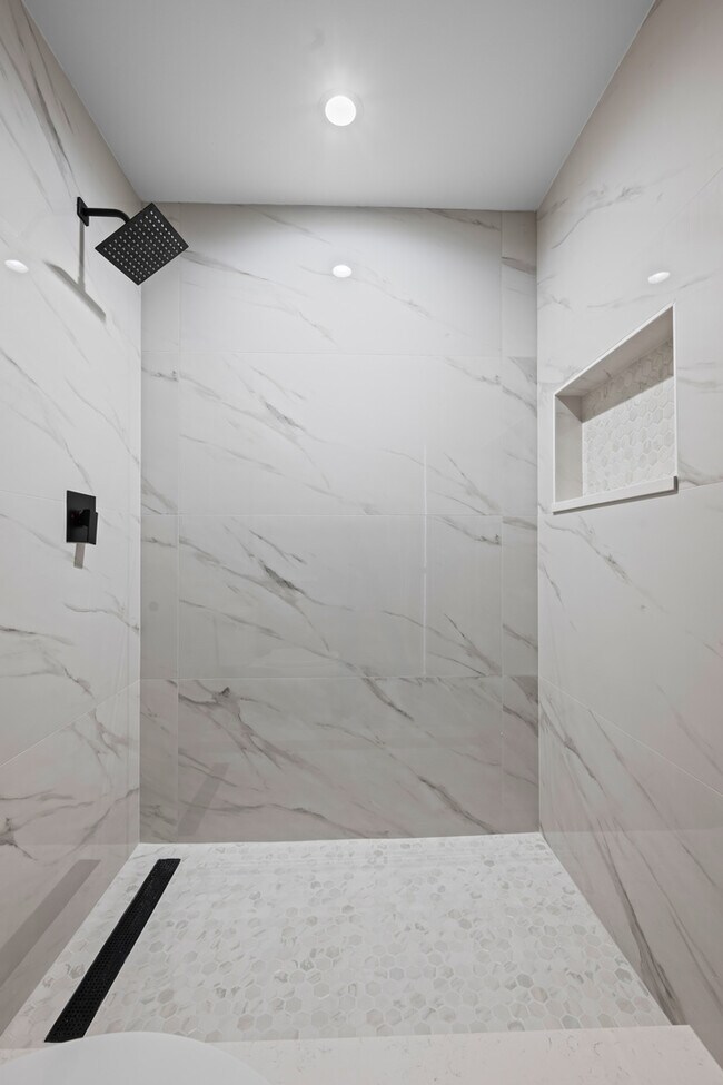 Building Photo - 705 W Central Rd