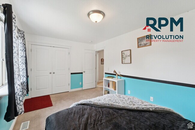 Building Photo - "Spacious 6-Bed Gem with Granite Touches &...