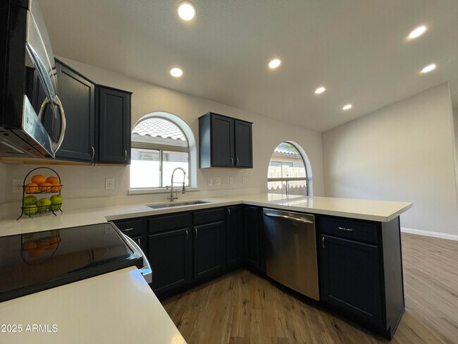 Building Photo - 841 E Lovegrass Dr