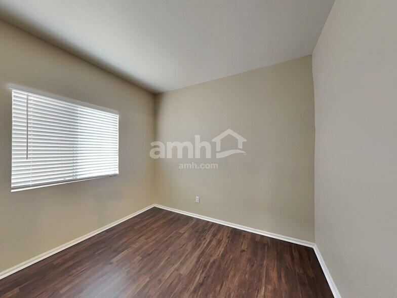 Building Photo - 15640 W Magnolia St