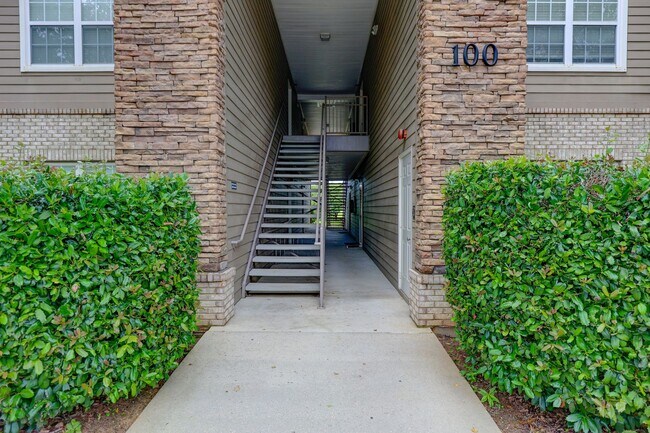 Building Photo - FIRST FLOOR APARTMENT COMMUNITY POOL!