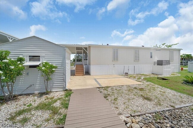 Building Photo - 701 Coral Dr