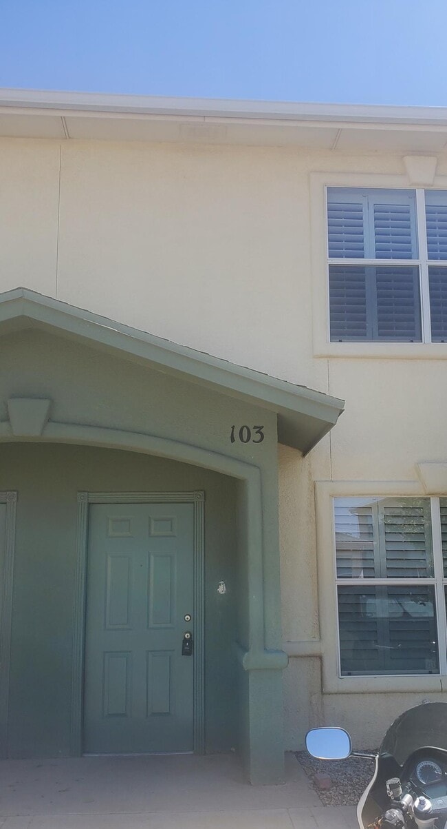 Building Photo - 10051 Railroad Dr