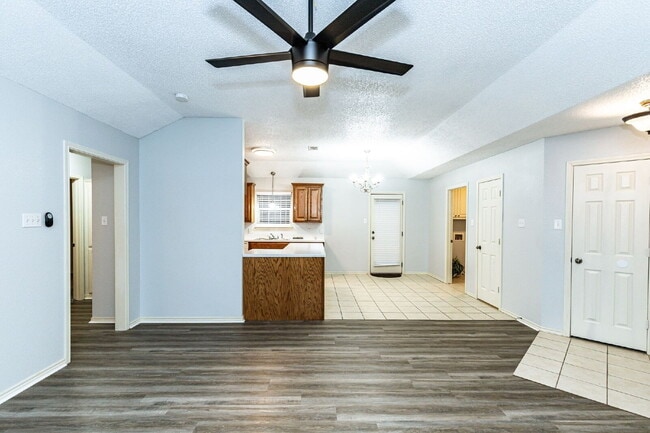 Building Photo - Beautifully remodeled 2/2/2 in very upscal...