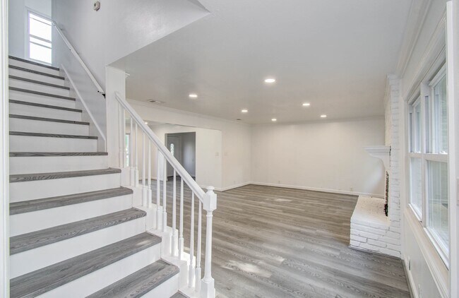 Building Photo - 674 Ravensworth Dr