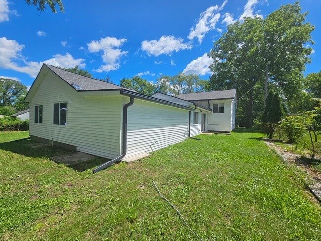 Building Photo - Newly Remodeled Home