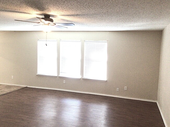 Building Photo - 1012 Hampton Dr