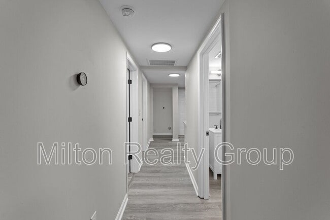 Building Photo - 602 Ross Rd