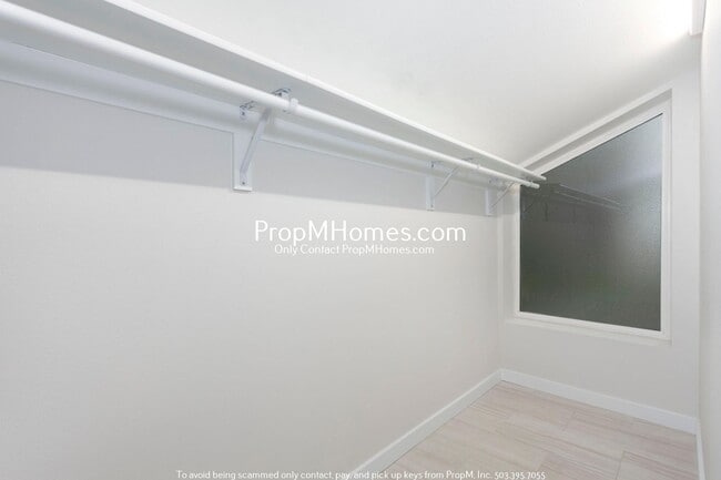 Building Photo - Updated Three Bedroom Gem in Lake Oswego!