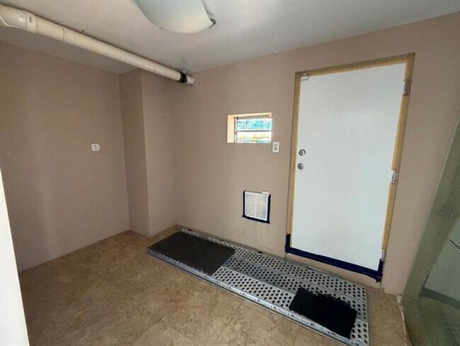 Building Photo - 2000 NE 135th St