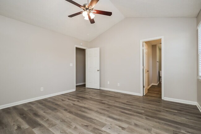 Building Photo - 221 Greenleaf Dr